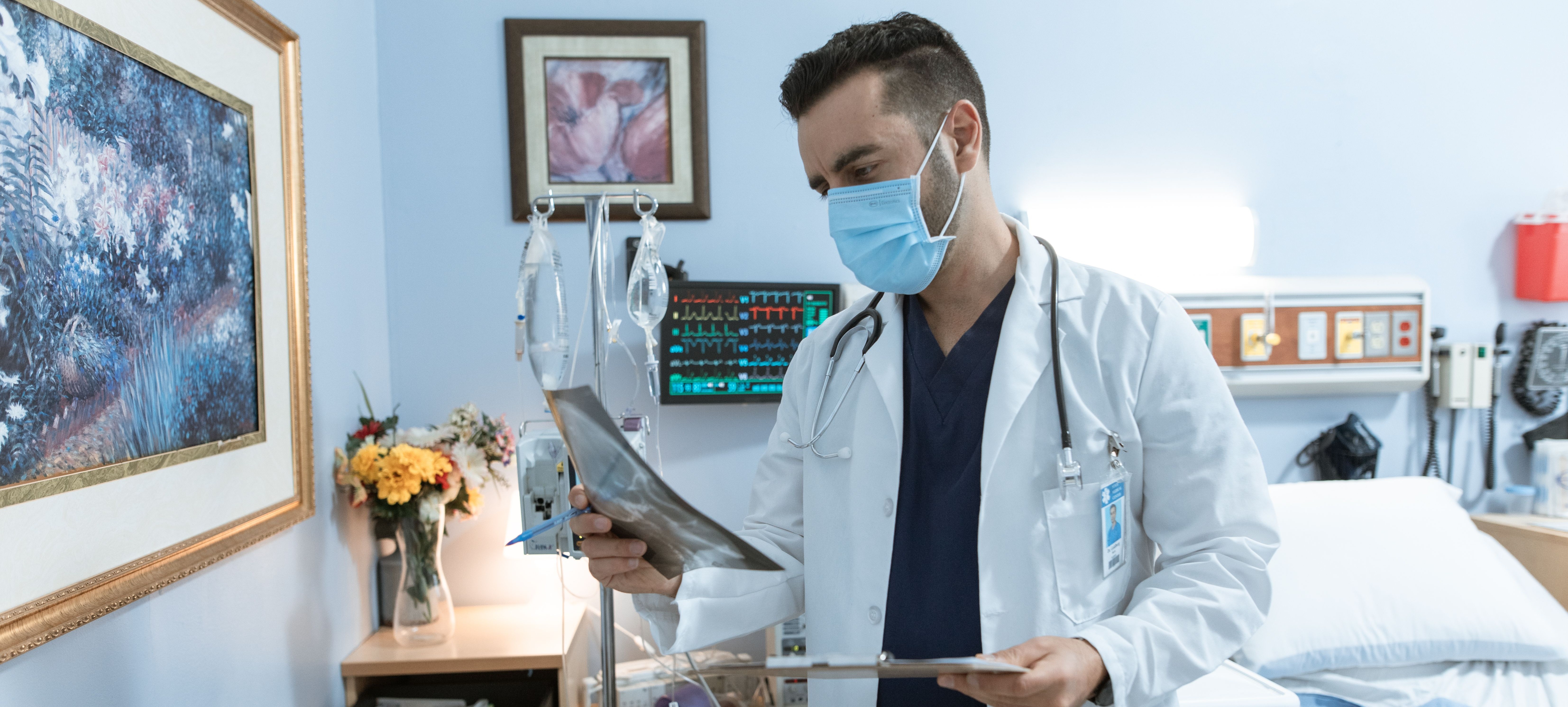 Profesional de la salud atendiendo paciente